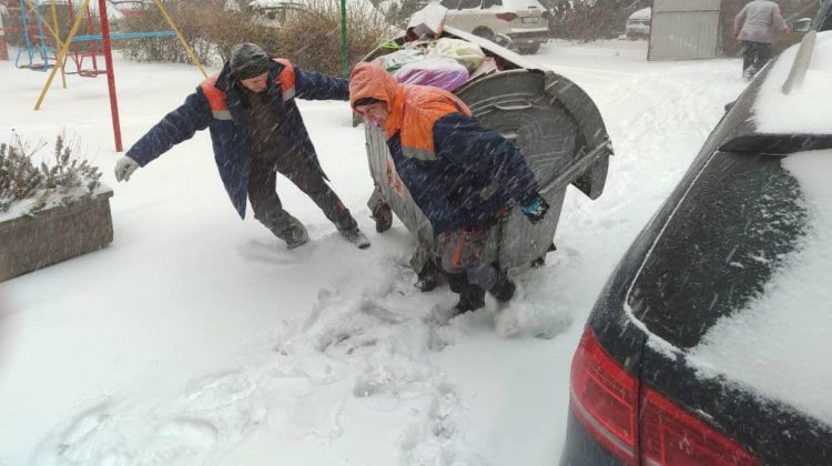 Viscolul nu-i motiv să nu fie evacuat gunoiul din Chișinău! Muncitorii de la Autosalubritate lucrează „cu mici abateri”