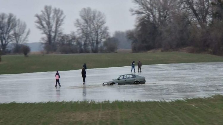 Șoferi, să nu faceți așa niciodată! VIDEO cu urmările unui drift pe un lac înghețat