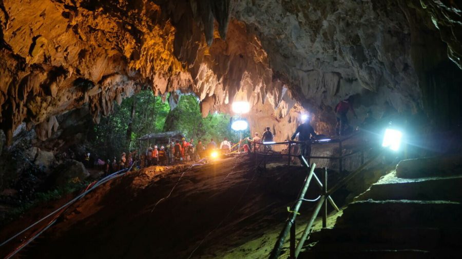 VIDEO Cinci persoane, blocate într-o peșteră din Slovenia din cauza ploilor torențiale