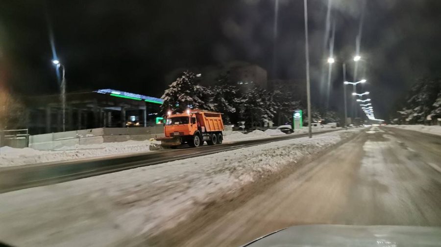FOTO VIDEO Se lucrează la deszăpezirea străzilor și trotuarelor din capitală. Pericolul de ghețuș persistă