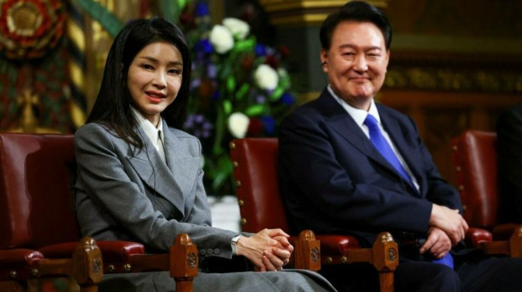 O geantă Dior primită de prima doamnă a Coreei de Sud a provocat un scandal imens cu trei luni înainte de alegeri