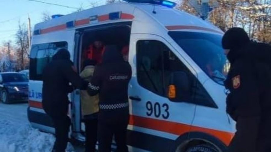 La un pas de tragedie! Un bărbat a fost salvat, după ce a căzut chiar în centrul Capitalei