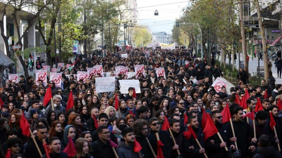VIDEO Mii de studenți protestează în Grecia. Guvernul elen vrea să permită înființarea universităților private