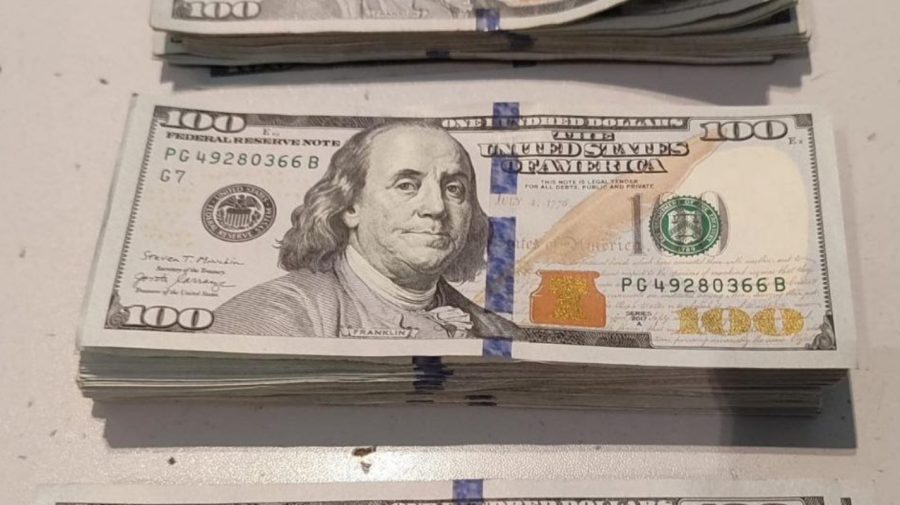 Un pensionar din Rusia venea în Moldova cu 25.000 de dolari. A rămas doar cu aproximativ 10.000