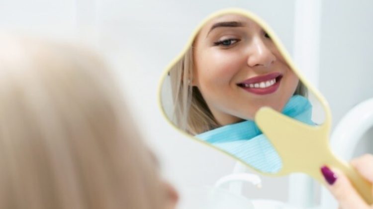 Albirea dinților acasă vs. la stomatolog: Care este mai eficientă?