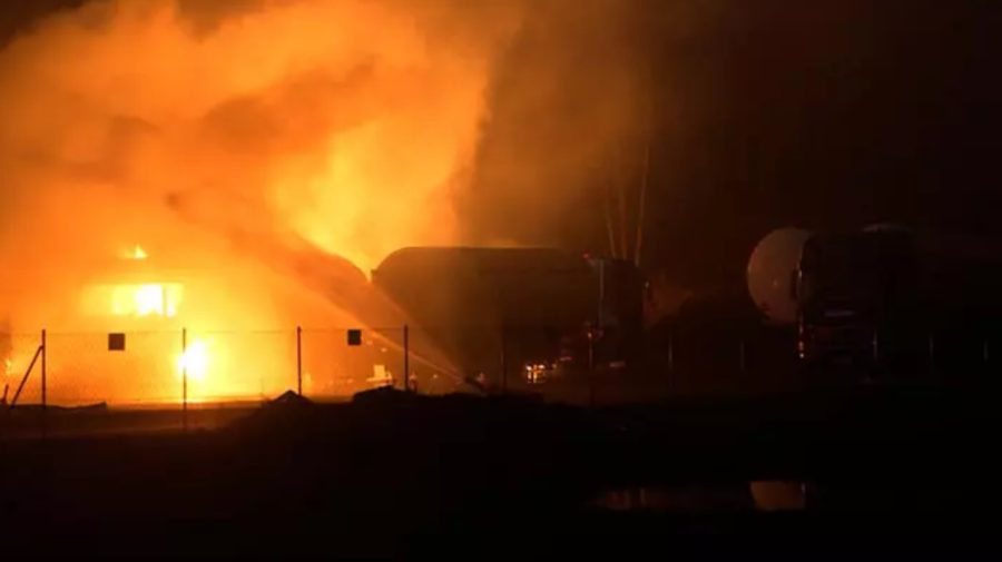 FOTO Explozii în apropiere de Berlin. Au ars cisterne cu gaz lichefiat și mai multe camioane