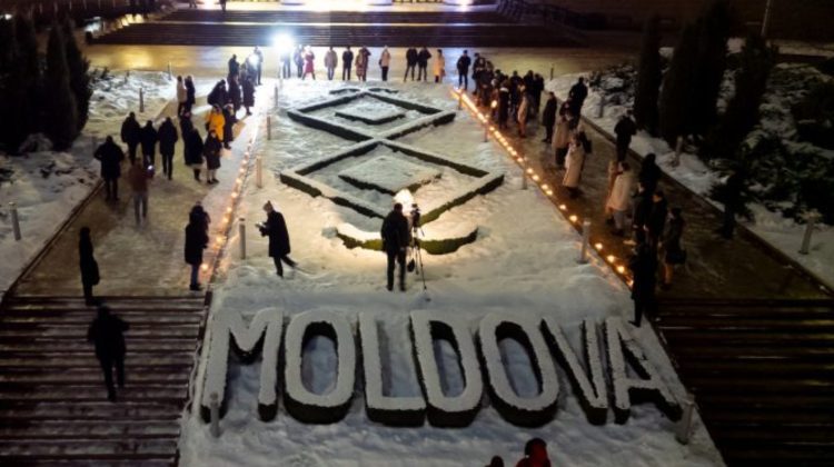 VIDEO Flashmob la Parlament: Au fost aprinse lumânări în memoria victimelor Holocaustului