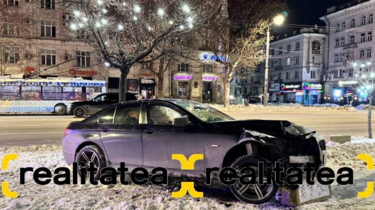 FOTO, VIDEO Accident în fața primăriei Capitalei! Șoferul a spulberat tot ce i-a apărut în cale