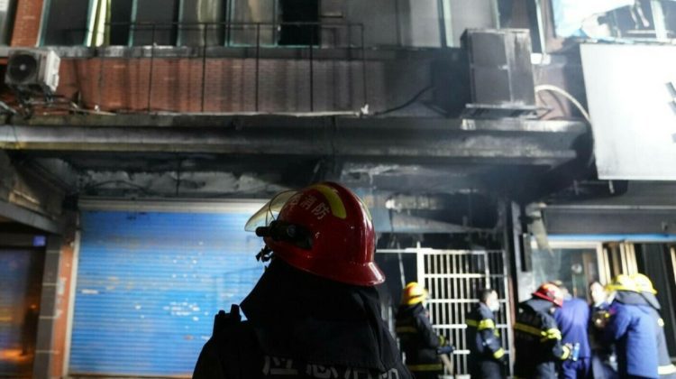 VIDEO Incendiu devastator în China. Momentul în care oamenii sar pe fereastră pentru a scăpa de flăcări