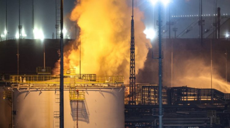 Incendiu la un terminal de gaz din Rusia. Localnicii spun că au auzit o dronă și explozii