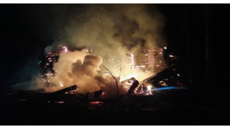 FOTO Flăcări puternice și fum la Sadova. Au intervenit patru echipaje de pompieri și salvatori