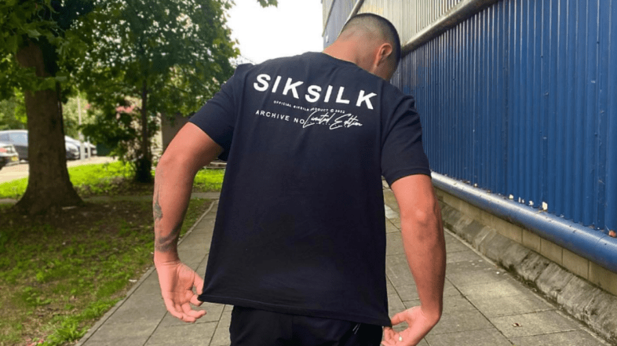 Concediat din Marina Regală pentru cont 18+. Cât câștiga britanicul care a pozat sexy pe portavionul Prințul de Wales?