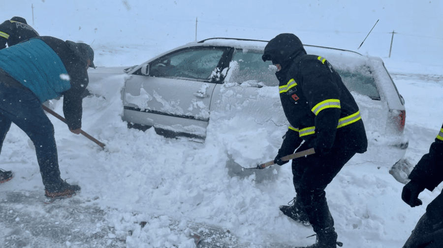 Nu porniți la drum fără lopată și nisip! Poliția anunță ce TREBUIE să aibă în mașină șoferii pe timp de viscol