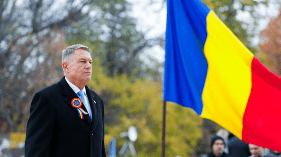 Amenzi uriașe pentru cei care pângăresc drapelul României. Legea, promulgată de Klaus Iohannis