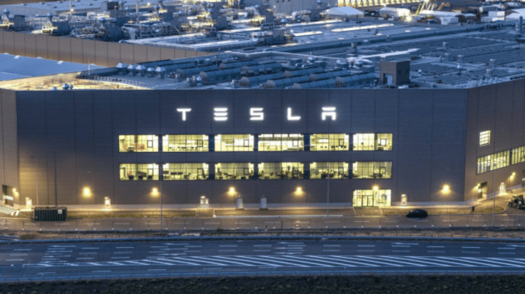 Tesla suspendă producţia de mașini electrice în Germania. Care este motivul