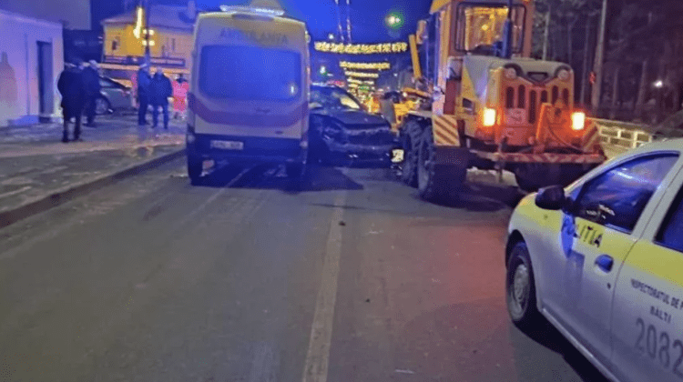 VIDEO Ambulanță – implicată într-un accident produs la Bălți. Șoferul unui Porsche a fugit de la fața locului