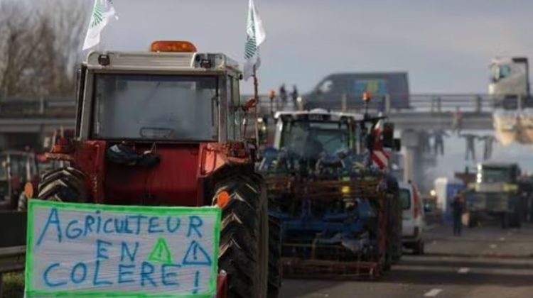 Europa cuprinsă de furia agricultorilor! Fermierii ameninţă cu o „blocadă a Parisului”