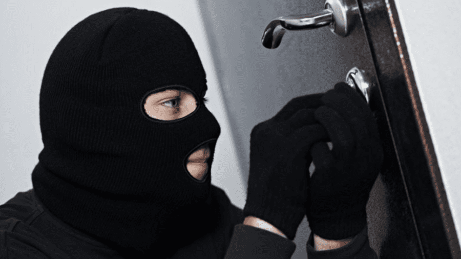 RECOMANDĂRILE polițiștilor: Cum protejăm locuințele de hoți în perioada sărbătorilor de iarnă