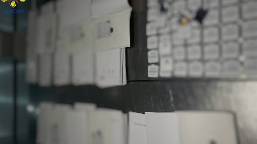FOTO Incident cu diplome la Aeroport: Un tânăr aducea din Istanbul cu 430 de mape cu acte și zeci de micro scheme