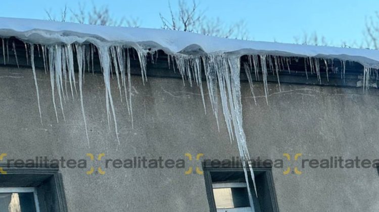 FOTO Acoperiți capul și aveți grijă pe unde mergeți! Pericol polar în Chișinău