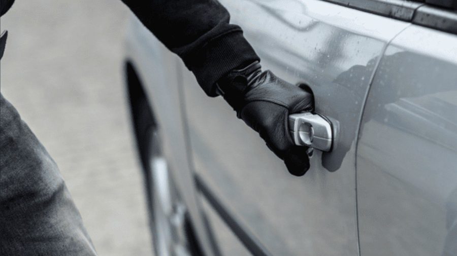 Plan eșuat! Trei bărbați, care au furat un automobil din capitală, încătușați de oamenii legii