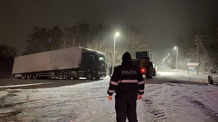 VIDEO Poliția a întins o mână de ajutor unui șofer blocat în nămeți. Recomandările oamenilor legii