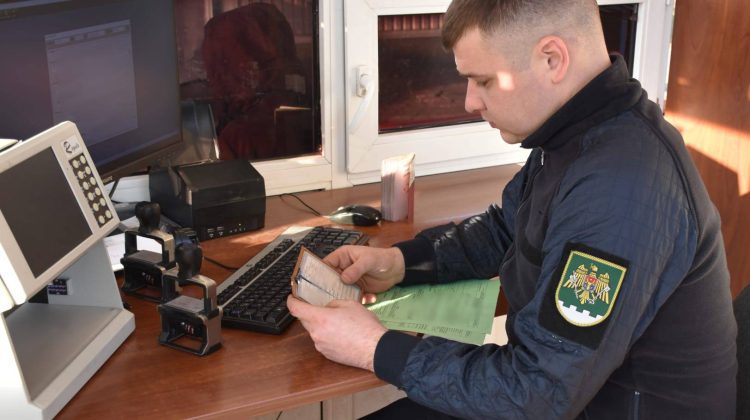 De râs și de plâns! Un moldovean, care s-a „angajat” să transmită un document falsificat, riscă dosar penal