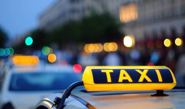 „Infracțiune mai puțin gravă”. Dosarul taximetristului amenințat cu arma de pasager, clasat. Justificarea procurorilor