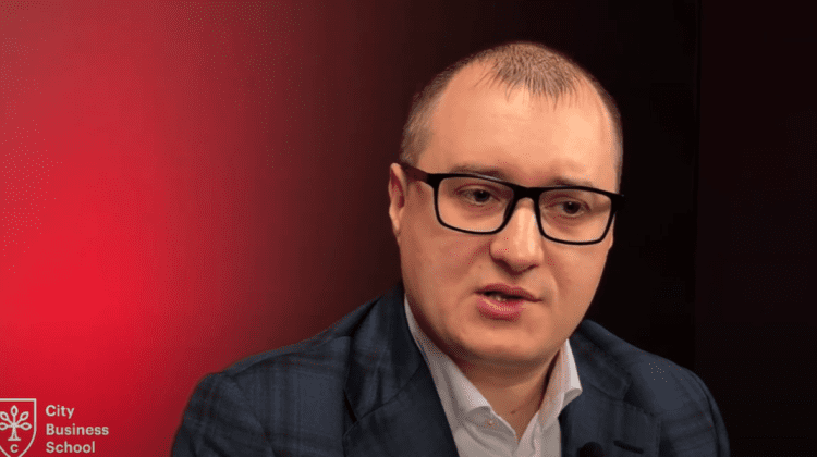Nu contează câți bani ai, contează să fii om. Vadim Mămăligă, invitatul emisiunii „Crezul eroului”
