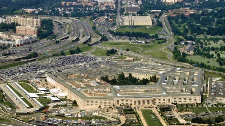 Pentagonul nu plănuiește o retragere militară din Irak. ”Rămânem foarte concentrați pe misiunea de înfrângere a ISIS”