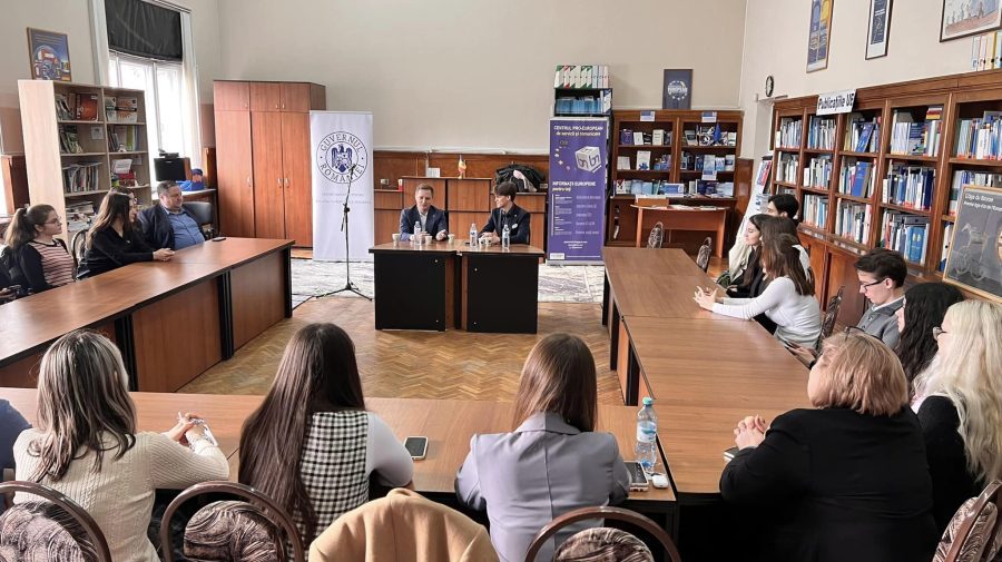 FOTO Adrian Dupu, la discuții cu tinerii diplomați din Republica Moldova. Le-a dezvăluit secretele meseriei