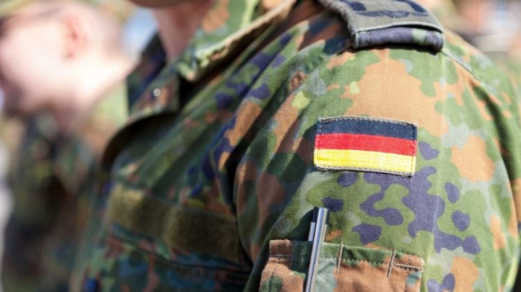 Germania trebuie să îşi pună problema serviciului militar obligatoriu, consideră ministrul Apărării de la Berlin