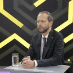 FOTO Janis Mazeiks, așa cum nu l-ai mai văzut vreodată. Pe ce a schimbat cravata și sacoul
