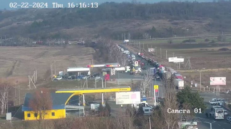VIDEO Fermierii au deblocat drumul de acces spre Leușeni. Coloane de tractoare, observate joi în mai multe raioane