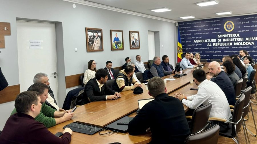 Prima ședință pentru soluționarea problemelor agriculturii! Protestatarii încă își țin tehnica pe marginea drumurilor