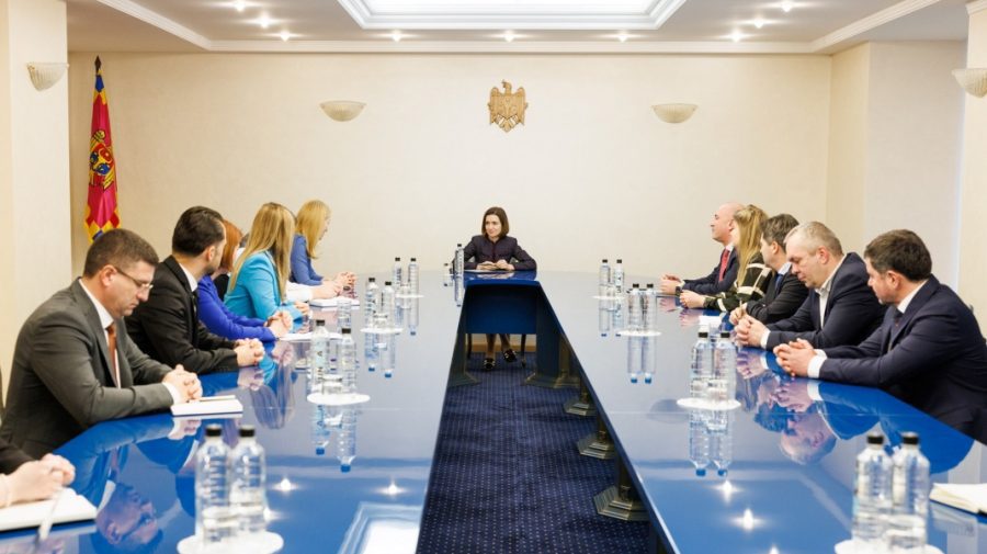 Subiectul referendumului privind aderarea țării la UE, discutat de Maia Sandu cu EBA Moldova