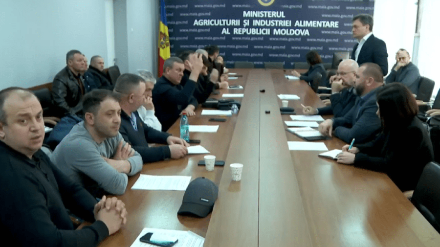 VIDEO cu agricultorii care îl iau la trei parale pe Recean. Insistă pe creditele de 500.000, asigurate de stat