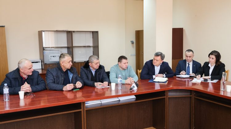 VIDEO Discuții aprinse la Căușeni! ”Nu e ok să lucrăm noi pentru bănci”, a răbufnit un agricultor în fața lui Recean