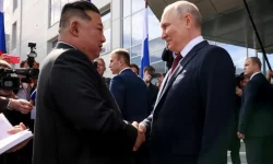VIDEO Vladimir Putin i-a dăruit lui Kim Jong Un o limuzină fabricată în Rusia