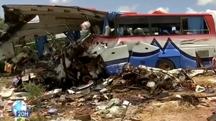 Zeci de persoane au murit după ce un autobuz a căzut de pe un pod. Unde s-a întâmplat tragedia