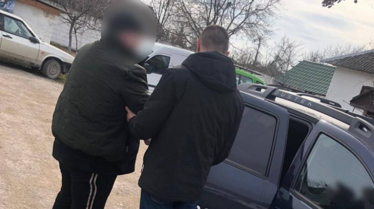 Un ucrainean, dat în căutare internațională, prins în timp ce încerca să intre în Moldova. Ce ilegalități a comis