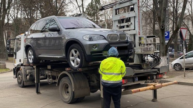FOTO BMW sechestrat într-un dosar de escrocherie și spălare de bani, ridicat de ARBI. Mașina a fost stopată pe traseu