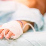 Fetița lovită de o mașină la Hîncești, în continuare în stare gravă. Mama: „Așteptăm și ne rugăm să-și revină”