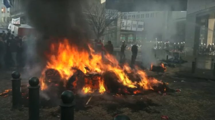 Pentru a potoli haosul provocat de fermieri la Bruxelles, jandarmii au intervenit cu tunurile de apă