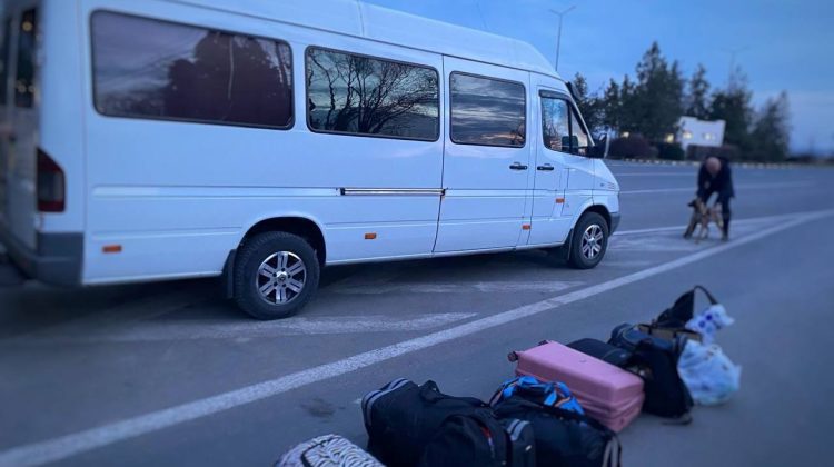 Un străin pleca din Moldova în Germania cu droguri în valiză. Vameșii i-au dat planurile peste cap