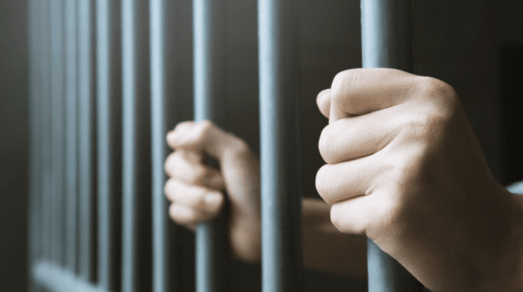 Tulburător! Un tânăr, condamnat la 11 ani de închisoare pentru că și-a violat verișoara minoră