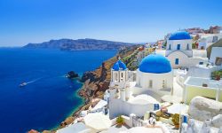 Grecia a introdus o nouă TAXĂ pentru turiști. Cât vor plăti pentru fiecare zi petrecută în vacanță