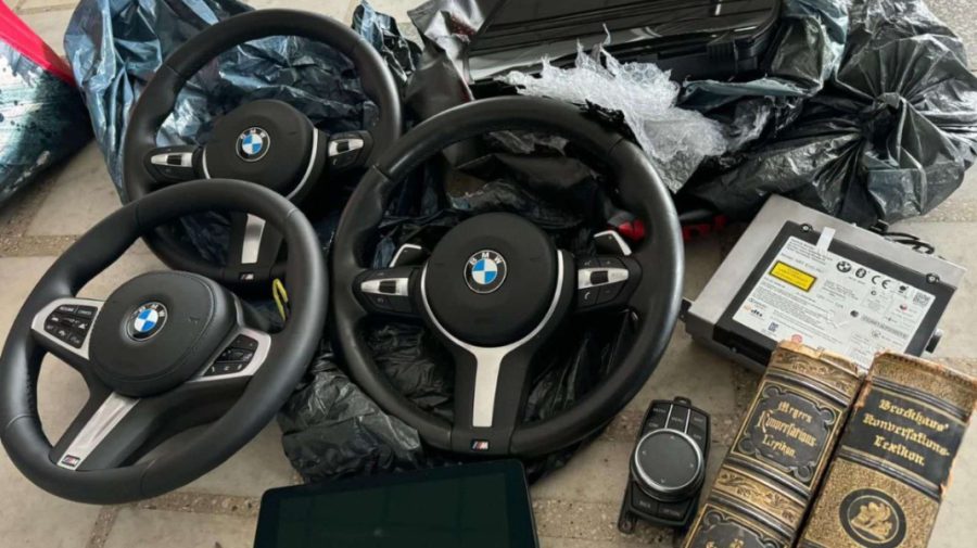 Credea că trece neobservat? Ce riscă șoferul unui Mercedes, prins că transporta piese de BMW în portbagaj