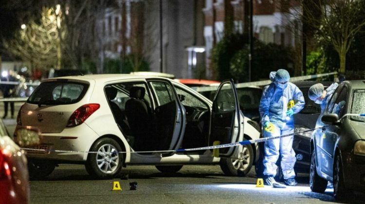 Nouă oameni, inclusiv doi copii, au fost răniți serios după ce un bărbat a aruncat cu acid pe ei, la Londra