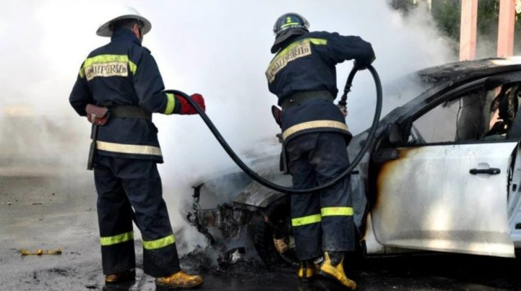 VIDEO, FOTO Un automobil a ars ca o torță pe o stradă din capitală. Ce spun responsabilii IGSU